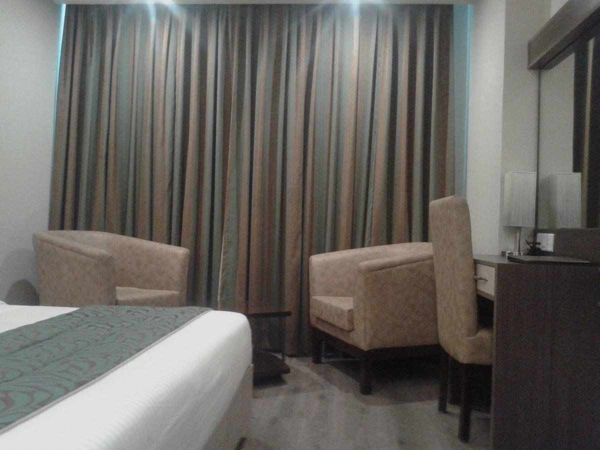 Hide Away Suites Noida Exterior foto